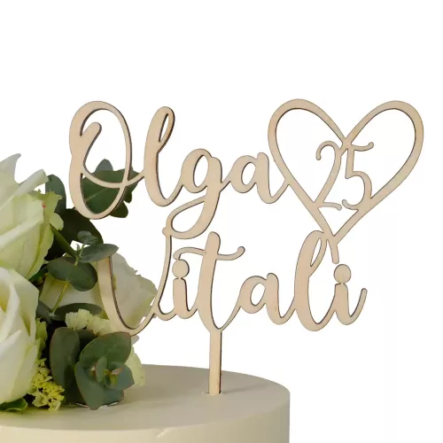 Cake Topper mit dem Schriftzug "Olga Vitali" und einem Herz aus Holz mit der Nummer 25 in der Mitte auf einer weißen Torte mit Blumen