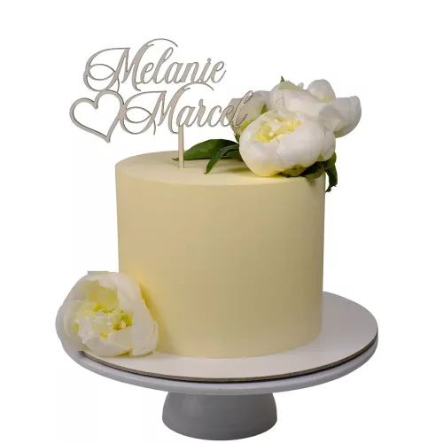 Beige Torte mit Cake Topper mit dem Schriftzug "Melanie Marcel" und einem Herz aus Holz