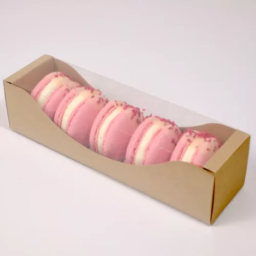 Eine braune Macaron Box aus Karton für fünf Macarons mit Sichtfenster und fünf rosanen Macarons