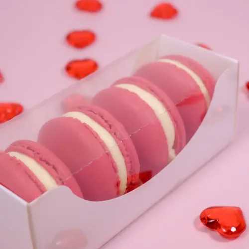 Macaron Box für vier Macarons aus weißem Karton mit transparentem Sichtfenster und vier roten Macarons