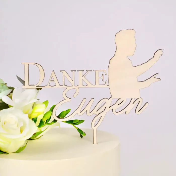 Cake Topper aus Holz mit einem Dirigenten und der Aufschrift "Danke Eugen" auf einer weißen Torte mit weißen Rosen