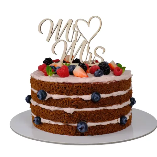 Naked Cake Kuchen mit Waldbeeren und Schoko Biskuit und auf der Spitze einem Cake Topper aus Holz mit dem Schriftzug "Mr Mrs" und einem Herz