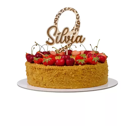 Kuchen mit Cake Topper mit der Zahl 9 in Leopardenmuster und dem Schriftzug "Silvia", Kirschen und Erdbeeren