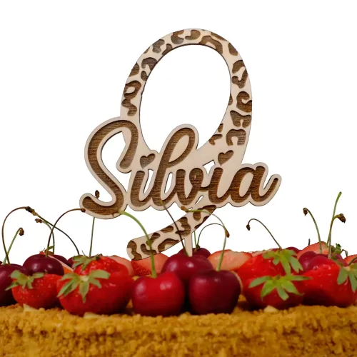 Cake Topper aus Holz mit der Zahl 9 in Leoparendmuster und dem Schriftzug "Silvia" auf einem Kuchen mit Kirschen und Erdbeeren