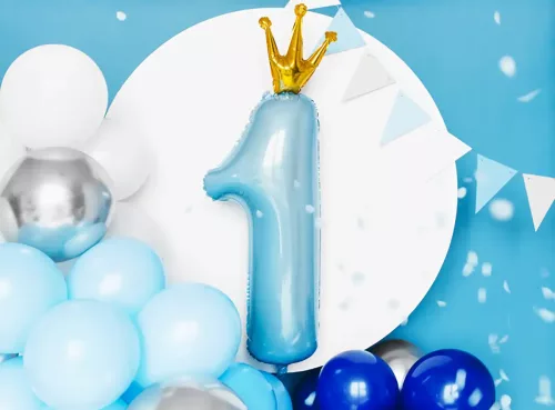 Ein metallisierter Folienballon in Hellblau mit der Ziffer 1 und goldener Krone der Marke PartyDeco