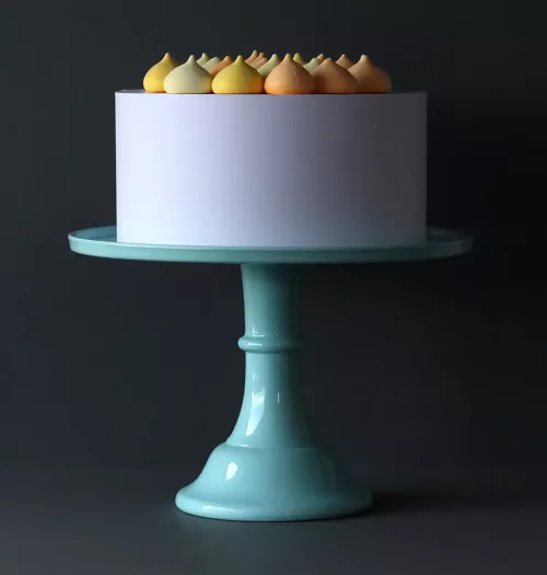 Hellblaue Torte auf einer großen Tortenplatte der Marke ALLC in Vintage Blau mit dunklem Hintergrund