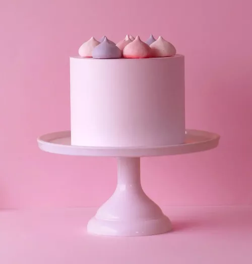 Rosane Torte auf einer kleinen Tortenplatte der Marke ALLC in Rosa mit rosanem Hintergrund