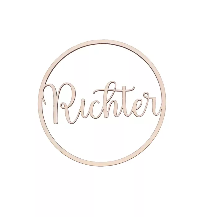 Frontansicht eines personalisierten Türschilds aus Holz in Form eines Rings mit dem Namen "Richter" auf weißem Hintergrund