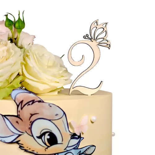 Cake Topper aus Holz mit der Zahl 2 und einem Schmetterling auf einer Bambi Torte dekoriert mit Blumen