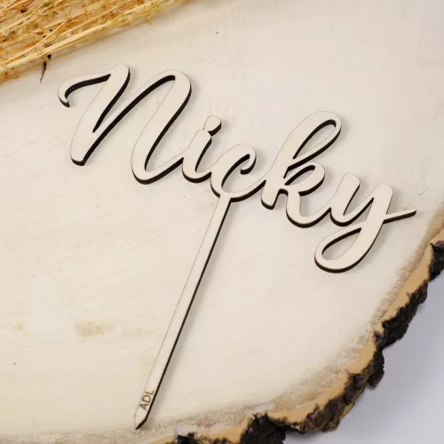 Cake Topper aus Holz mit dem Namen "Nicky" auf dekorierter Holzplatte