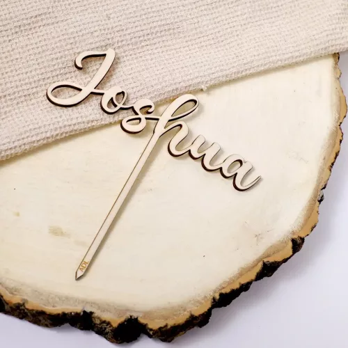 Cake Topper aus Holz mit dem Namen "Joshua" auf dekorierter Holzplatte