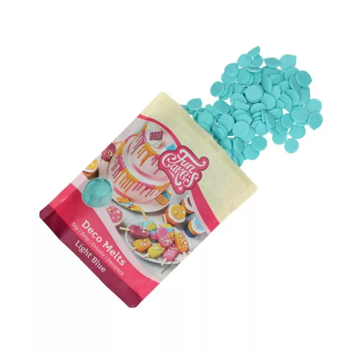 Eine Packung FunCakes Deco Melts Light Blue mit ausgeschütteten hellblauen Schokoladen-Drops vor weißem Hintergrund