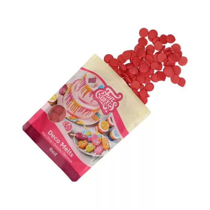 Eine Packung FunCakes Deco Melts Red mit ausgeschütteten roten Schokoladen-Drops vor weißem Hintergrund