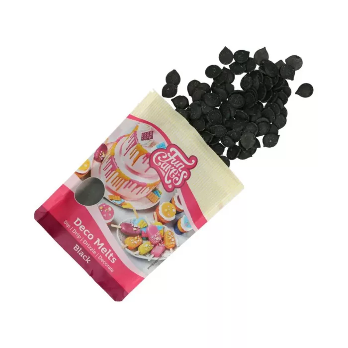 Eine Packung FunCakes Deco Melts Black mit ausgeschütteten schwarzen Schokoladen-Drops vor weißem Hintergrund