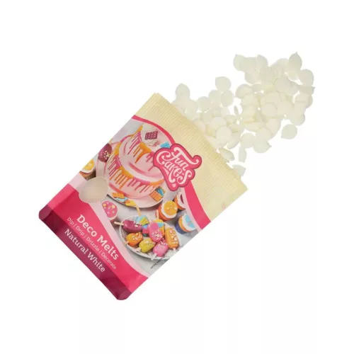 Eine Packung FunCakes Deco Melts Natural White mit ausgeschütteten weißen Schokoladen-Drops vor weißem Hintergrund