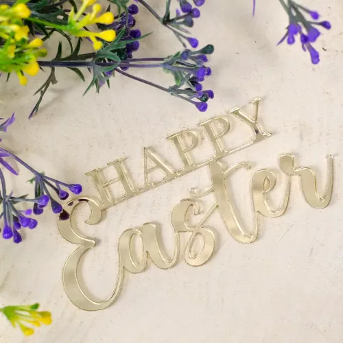 Aufleger für Kuchen aus goldenem Acryl mit Schriftzug "Happy Easter" auf dekorierter Holzplatte