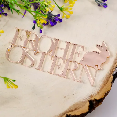 Aufleger mit Schriftzug "Frohe Ostern" und einem Hasen aus roségoldenem Acryl auf dekorierter Holzplatte