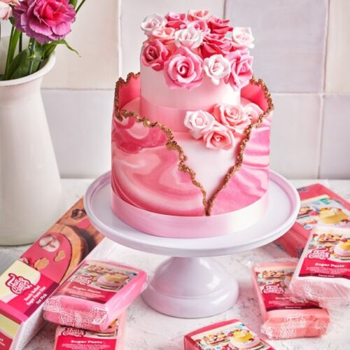 Elegante zweistöckige Torte mit rosa Marmor-Effekt und handgefertigten Zuckerrosen aus FunCakes Sugar Paste Fondant – ideal für Hochzeitstorten und besondere Anlässe.