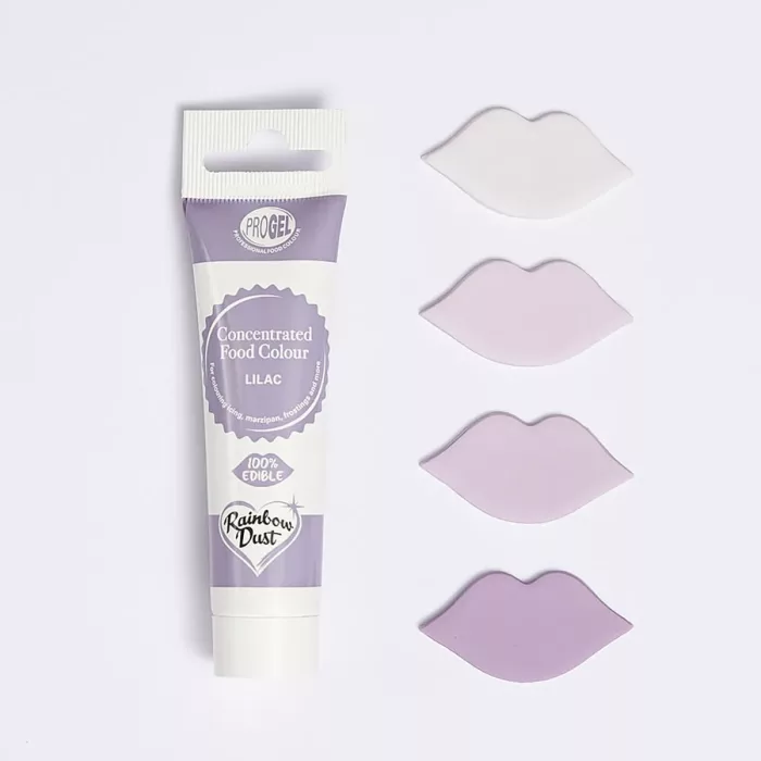 Eine Tube lilane Lebensmittelfarbe Rainbow Dust ProGel Lilac mit Farbmustern in Form von Lippen in verschiedenen Farbtönen vor weißem Hintergrund