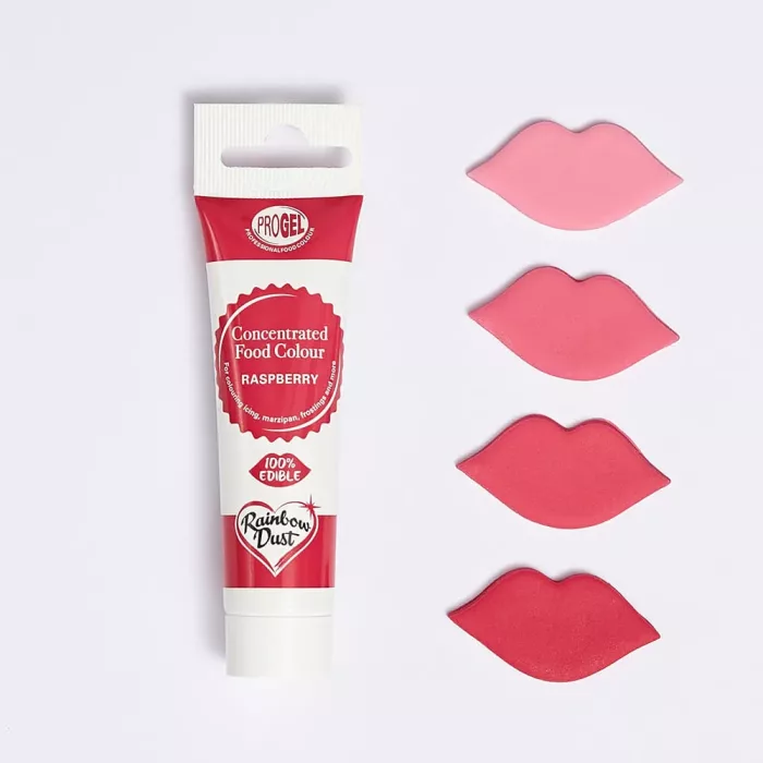 Eine Tube rote Lebensmittelfarbe Rainbow Dust ProGel Raspberry mit Farbmustern in Form von Lippen in verschiedenen Farbtönen vor weißem Hintergrund