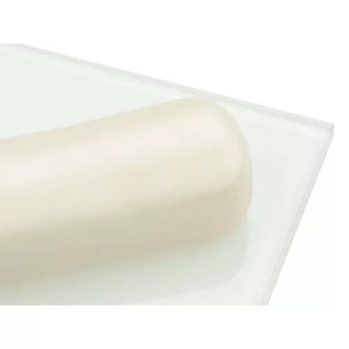 Weißer Fondant auf einen Teller. auf weißen Hintergrund.