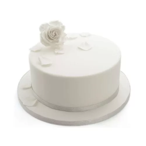 Weiße Torte mit weißen Fondant und einer modellierten Rose