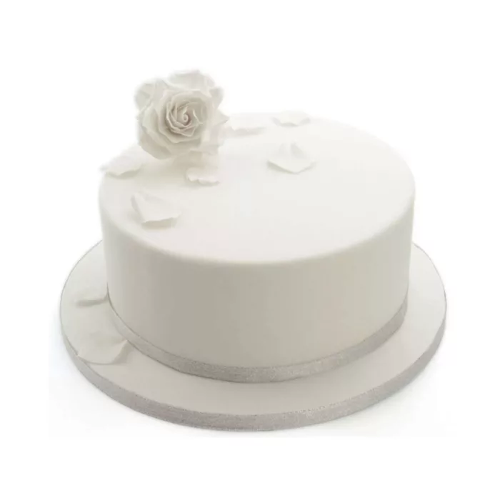 Weiße Torte mit weißen Fondant und einer modellierten Rose