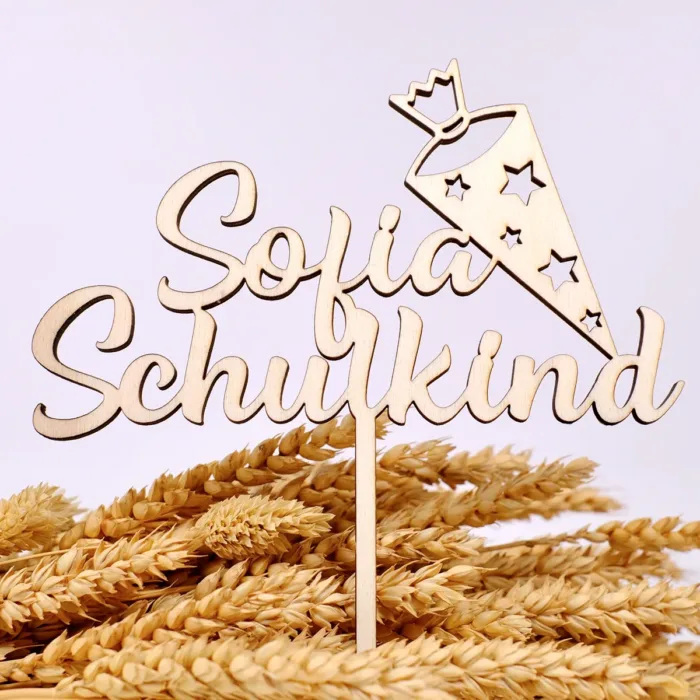 Cake Topper aus Holz mit der Aufschrift "Sofia Schulkind" auf Trockenblumen und weißem Hintergrund