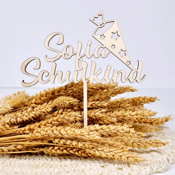 Cake Topper aus Holz mit der Aufschrift "Sofia Schulkind" auf Trockenblumen und weißem Hintergrund