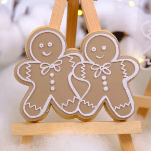 Brauner Keks mit Lebkuchenmännchen als Motiv auf einer Staffelei