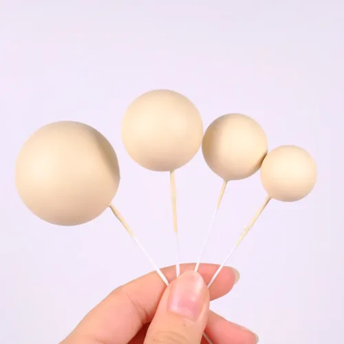 4 beige Bubbles Einstecker für die Torte in 4 verschiedenen Größen in der Hand