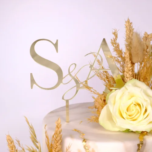 Cake Topper Initialen S&A in Acryl Gold mit Stiel auf einer beigen Torte mit Rosen und Trockenblumen als Deko