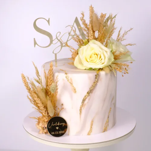 Cake Topper Initialen S&A in Acryl Gold mit Stiel auf einer beigen Torte mit Rosen und Trockenblumen als Deko