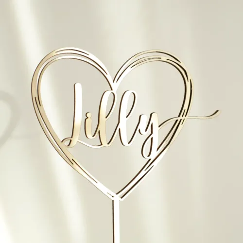 Cake Topper aus Holz in form eines Herzen mit dem Namen Lilly in der Mitte