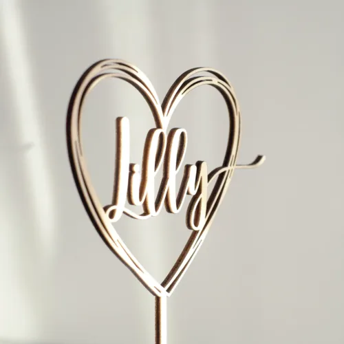 Cake Topper aus Holz in form eines Herzen mit dem Namen Lilly in der Mitte