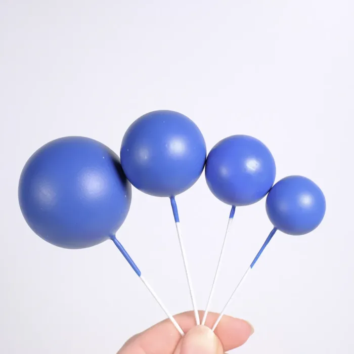 4 blau Bubbles Einstecker für die Torte in 4 verschiedenen Größen in der Hand