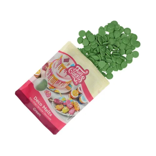 Eine Packung FunCakes Deco Melts Green mit ausgeschütteten grün Schokoladen-Drops vor weißem Hintergrund