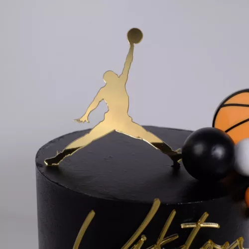 Goldener Basketballer auf schwarzer Torte