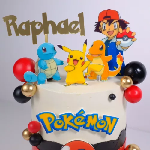 Eine Torte dekoriert mit Pokemon Elementen und einem Schriftzug mit dem Namen Raphael in Gold