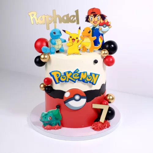 Eine Torte dekoriert mit Pokemon Elementen und einem Schriftzug mit dem Namen Raphael in Gold und eiener goldenen 7.