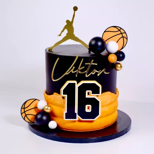 Schwarz-Orange Torte mit goldenem Schriftzug, Basketballer und einer 16 im Vordergrund auf weißem Hintergrund.