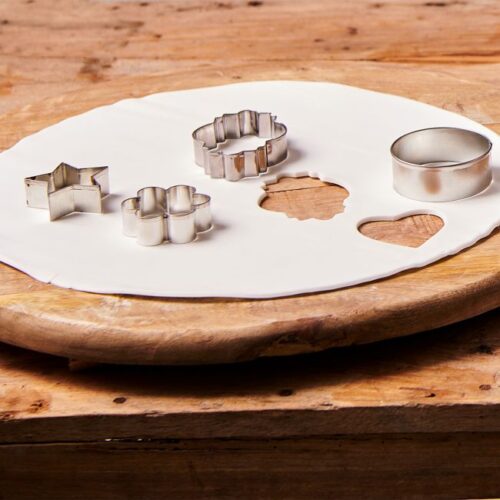 Ausgerollte FunCakes Fondant-Scheibe in Bright White mit Ausstechformen – ideal zum Dekorieren und Modellieren von Tortendekorationen.