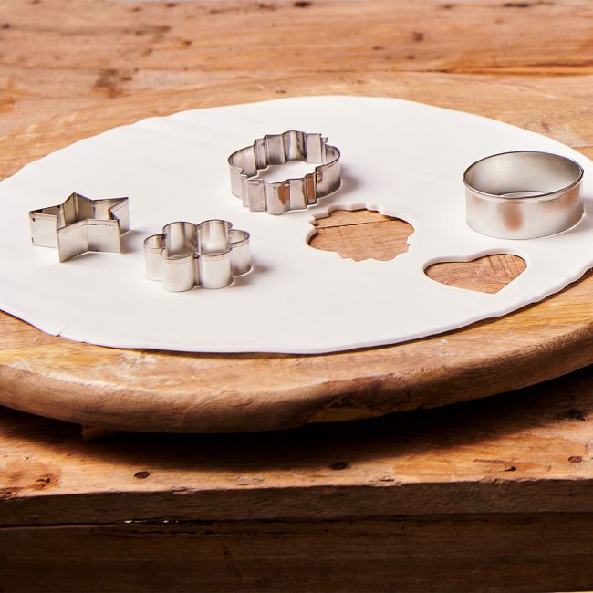 Ausgerollte FunCakes Fondant-Scheibe in Bright White mit Ausstechformen – ideal zum Dekorieren und Modellieren von Tortendekorationen.