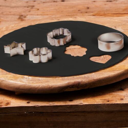 Ausgerollte FunCakes Fondant-Scheibe in Raven Black mit Ausstechformen – ideal zum Dekorieren, Modellieren und Ausstechen von Tortendekorationen.