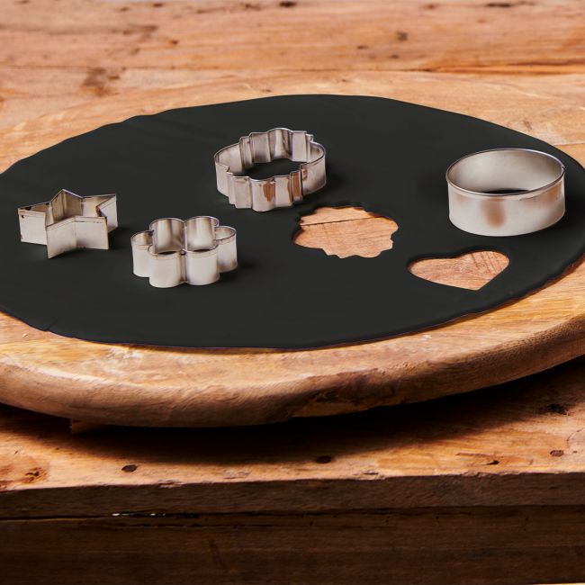 Ausgerollte FunCakes Fondant-Scheibe in Raven Black mit Ausstechformen – ideal zum Dekorieren, Modellieren und Ausstechen von Tortendekorationen.