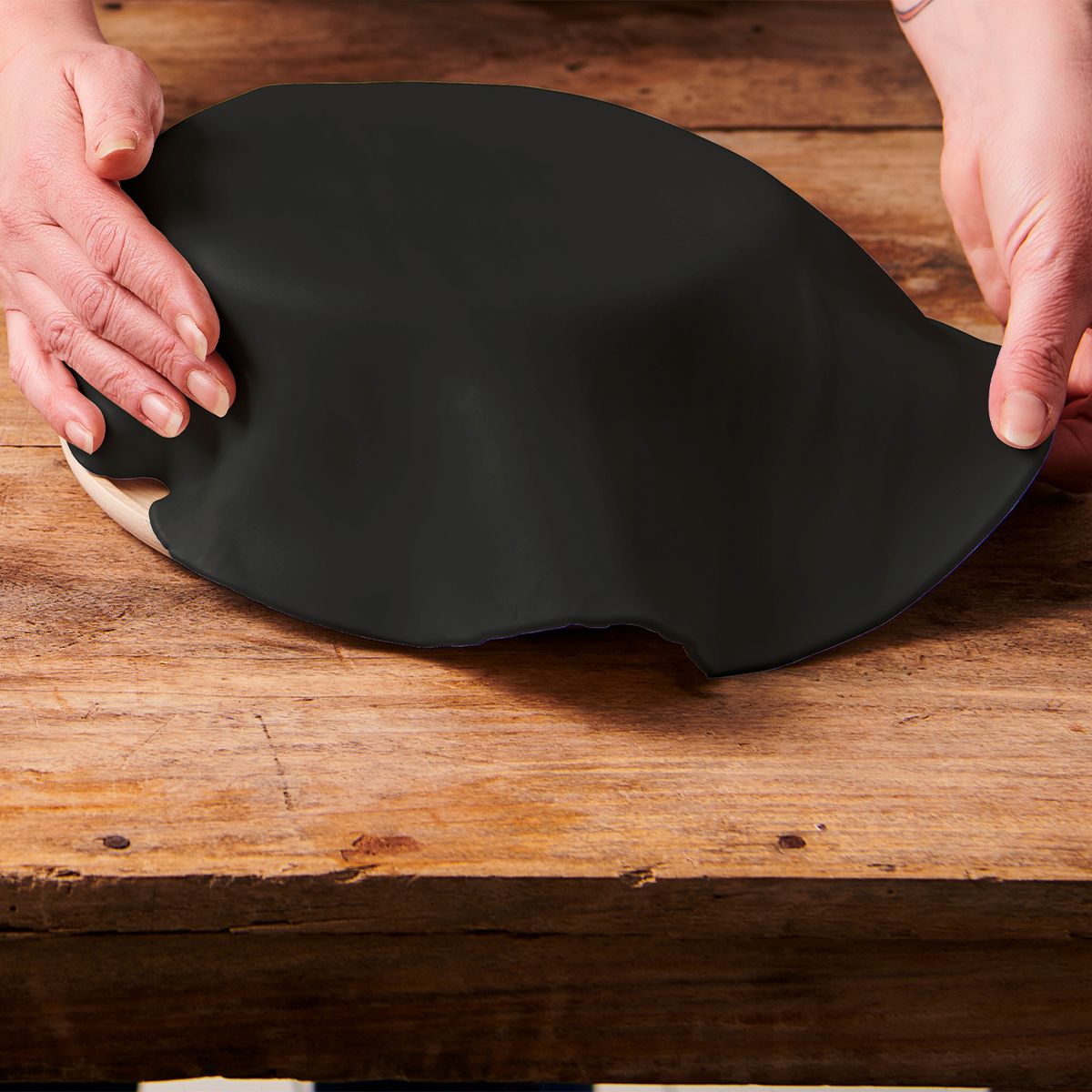 FunCakes Ready Rolled Fondant Disc Raven Black wird über eine Torte gelegt – ideal zum einfachen und glatten Überziehen von Kuchen mit schwarzem Fondant.