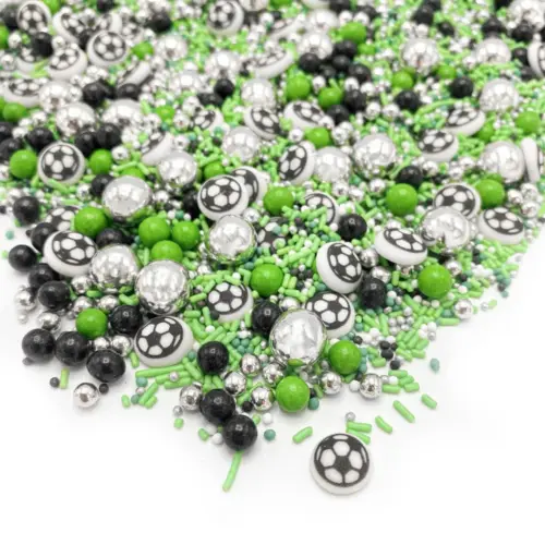 Verschiedene Streusel mit Fußball Motiven in den Farben grün, schwarz, weiß und silber auf weißem Hintergrund