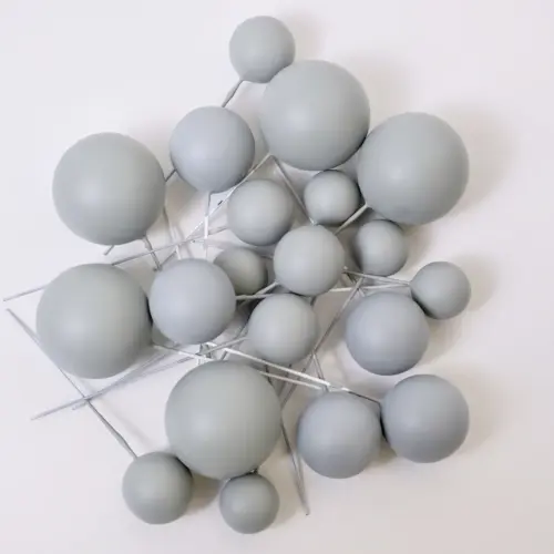 Mehrere matt hellgraue, runde Bubbles Kucheneinstecker in unterschiedlichen Größen