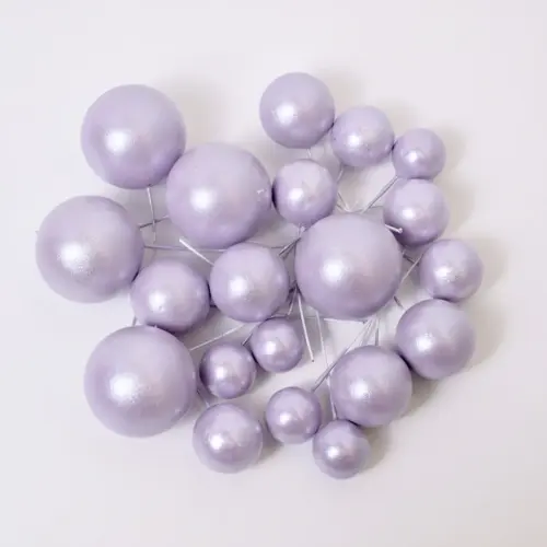 Mehrere glänzend helllilane, runde Bubbles Kucheneinstecker in unterschiedlichen Größen