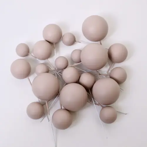 Mehrere matte beige, runde Bubbles Kucheneinstecker in unterschiedlichen Größen